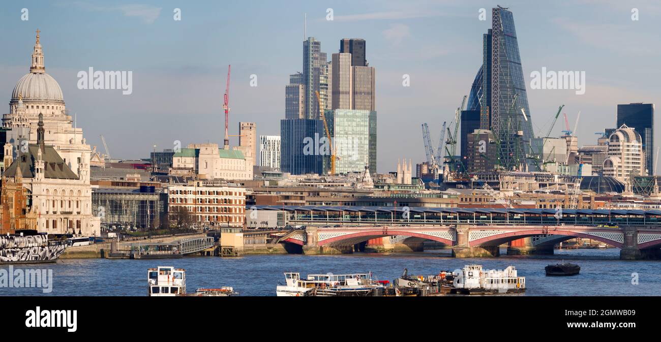 Londra, Inghilterra - 2011; Londra ha uno skyline ricco di storia, con molti edifici famosi, vecchi e nuovi. Qui vediamo una vista panoramica da Waterlo Foto Stock