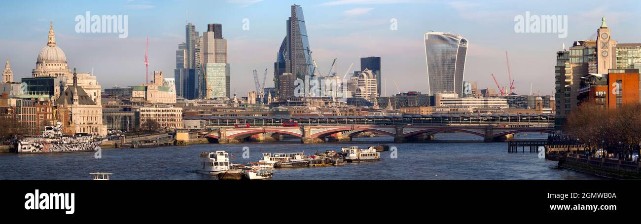 Londra, Inghilterra - 2011; Londra ha uno skyline ricco di storia, con molti edifici famosi, vecchi e nuovi. Qui vediamo una vista panoramica da Waterlo Foto Stock