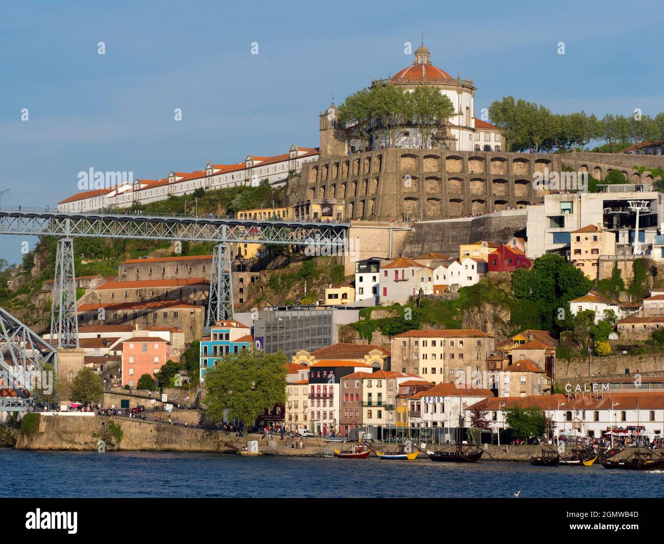 Porto, Portogallo - 15 aprile 2017 Porto è la seconda città del Portogallo dopo Lisbona. Situato sull'estuario del fiume Douro nel Portogallo settentrionale, è Foto Stock