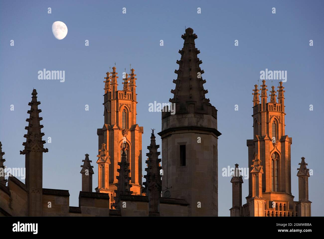 Oxford, Inghilterra - 7 agosto 2020; nessuna gente in vista. All Souls College fu fondato da Enrico VI d'Inghilterra e dall'arcivescovo di Canterbury, nel 1438. U Foto Stock Oxford, Inghilterra - 7 agosto 2020; nessuna gente in vista. All Souls College fu fondato da Enrico VI d'Inghilterra e dall'arcivescovo di Canterbury, nel 1438. U Foto Stock