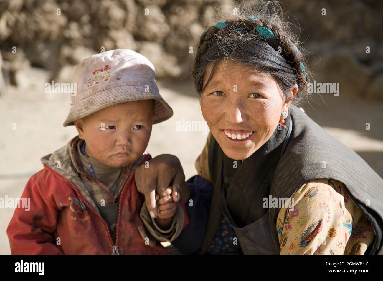 Lhasa, Tibet - 23 ottobre 2006; madre e bambino in colpi di scena di poveri contadini che sono pieni di carattere. Nonostante tutti i travagli del Tibet e st Foto Stock