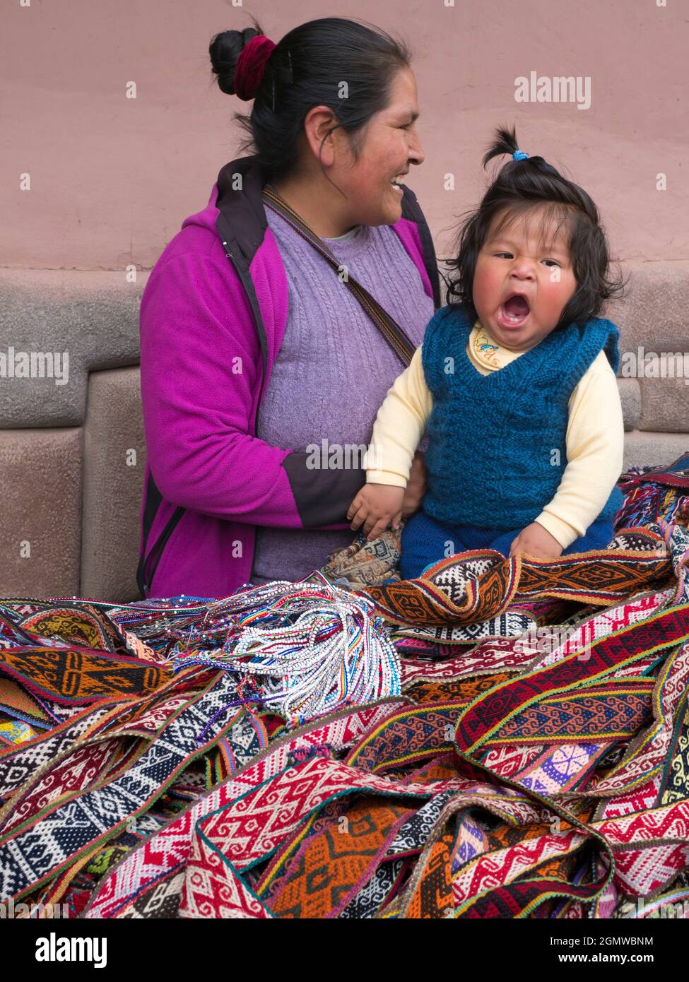 Pisac, Perù - 11 maggio 2018; una madre e un bambino in colpo Una felice scena familiare nel mercato Pisac, vicino a Cusco, Perù. Foto Stock