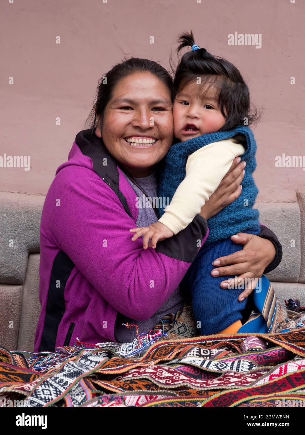 Pisac, Perù - 11 maggio 2018; una madre e un bambino in colpo Una felice scena familiare nel mercato Pisac, vicino a Cusco, Perù. Foto Stock