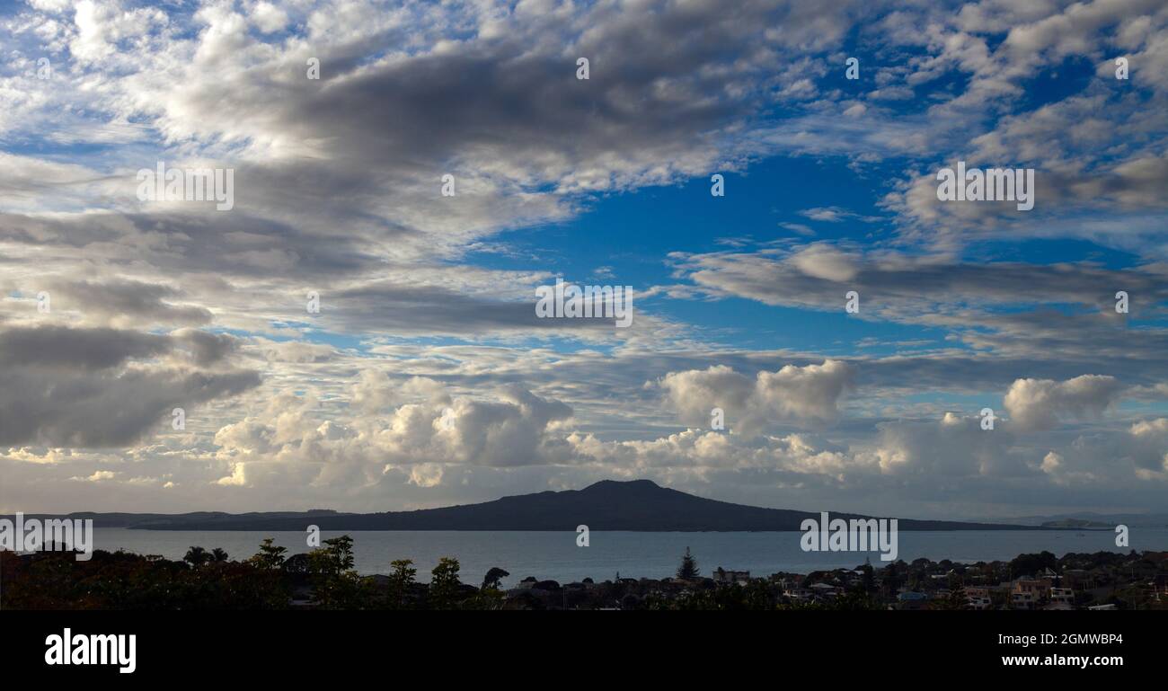 Il cono vulcanico dormiente del Monte Rangitoto domina il Porto di Auckland nell'Isola del Nord della Nuova Zelanda. Il suo nome significa "cielo sanguinoso" a Maori. Sei tu Foto Stock