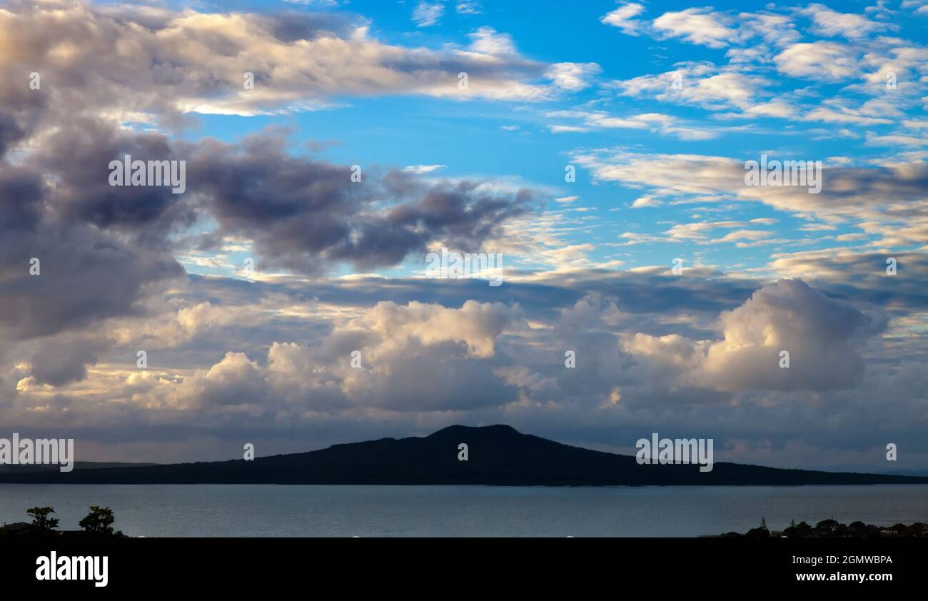 Auckland, New Zealnd - 26 Maggio 2012; il cono vulcanico dormiente del Monte Rangitoto domina il Porto di Auckland nell'Isola del Nord della Nuova Zelanda. Il suo nome mea Foto Stock