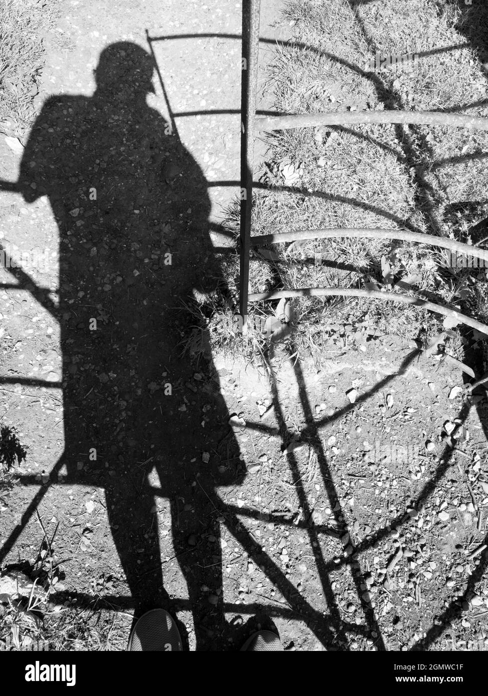 Abingdon, Inghilterra - 31 luglio 2020; nessuna gente in vista, solo me e la mia ombra. Dico sempre che non dovete andare a metà del mondo per ottenere gli interes Foto Stock