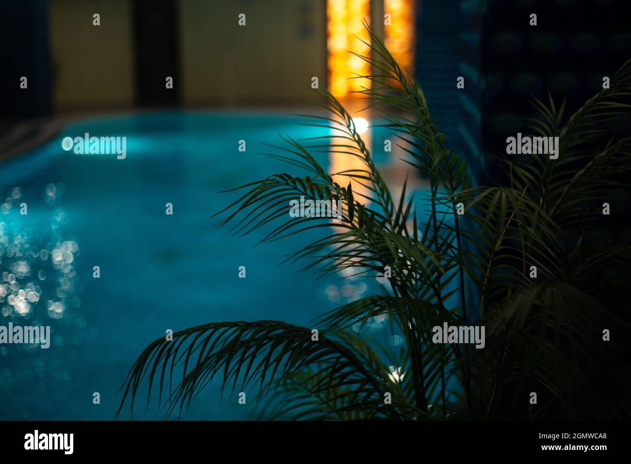 Piscina coperta nel centro benessere. Rilassati, attendi la luce Foto Stock