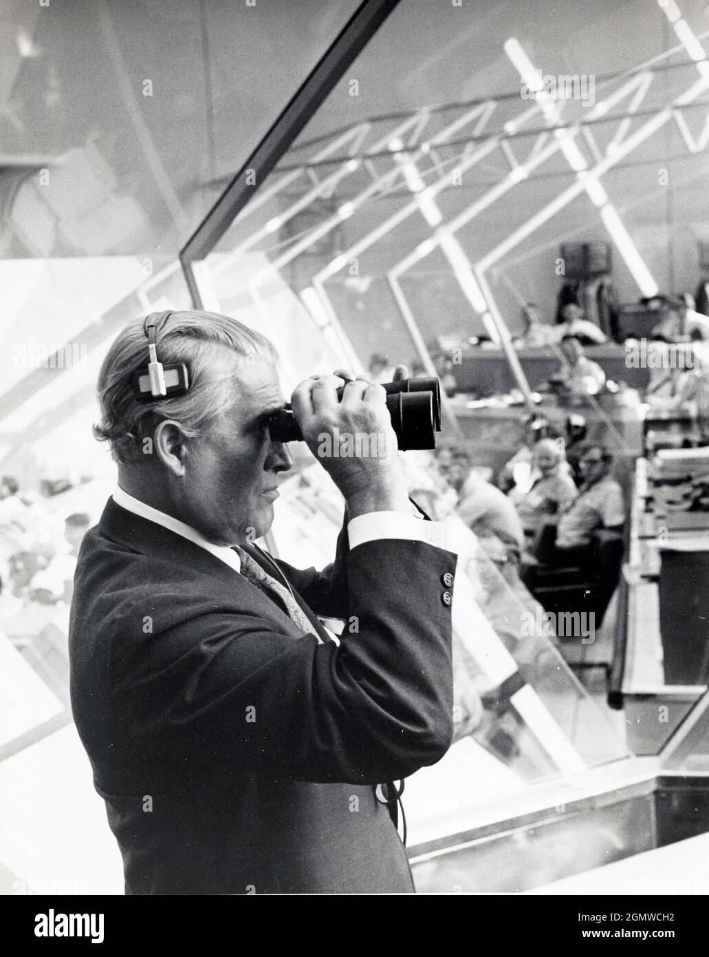 DURANTE LE ATTIVITÀ DI LANCIO DELL'APOLLO 15 NELLA SALA DI TIRO 1 DEL CENTRO DI CONTROLLO DEL LANCIO PRESSO IL CENTRO SPAZIALE KENNEDY, DR. VON BRAUN, VICE AMMINISTRATORE ASSOCIATO DELLA NASA PER LA PIANIFICAZIONE, ESAMINA PIÙ DA VICINO LA PIATTAFORMA DI LANCIO ATTRAVERSO BINOCOLI Foto Stock