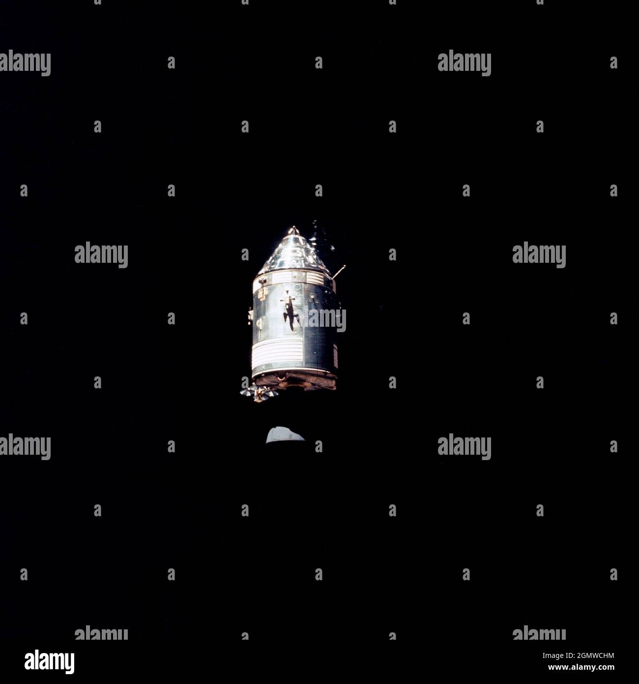 (Febbraio 1971) --- i moduli di comando e servizio Apollo (CSM) sono fotografati su uno sfondo di cielo nero dal modulo Lunar (LM) sopra la luna. Mentre gli astronauti Alan B. Shepard Jr., comandante, ed Edgar D. Mitchell, pilota a modulo lunare, scesero nel LM 'Antares' per esplorare la regione di fra Mauro della luna, l'astronauta Stuart A. Roosa, pilota a modulo di comando, rimase con il CSM 'Kitty Hawk' in orbita lunare. Foto Stock