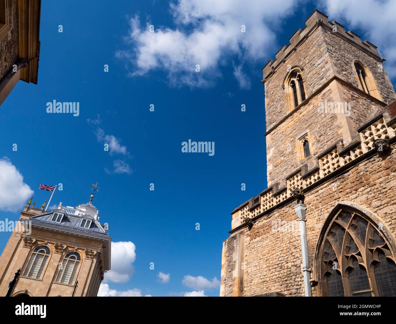 Abingdon, Inghilterra - 25 agosto 2018 Qui vediamo sulla destra uno degli edifici più antichi e più belli di AbingdonÕs, il County Hall - ora Abingdon Foto Stock