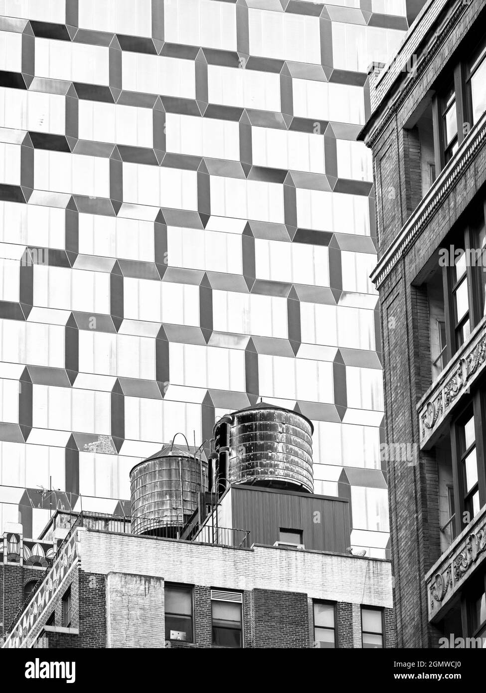 New York, USA - 4 Novembre 2013 contrasti architettonici vivaci in una strada laterale al largo della 5th Avenue, Manhattan. Vecchio e nuovo spesso coesistono guanciale-da-jowl lik Foto Stock