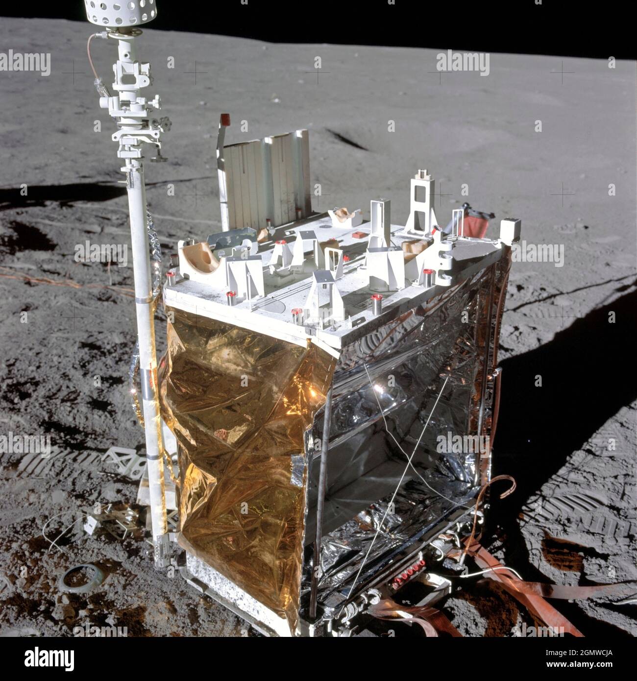 5 febbraio 1971) --- una vista ravvicinata della stazione centrale (CS) del pacchetto Apollo Lunar Surface Experiments (ALSEP), che è stato dispiegato sulla luna dagli astronauti Apollo 14 durante la loro prima attività extraveicolare (EVA). Foto Stock
