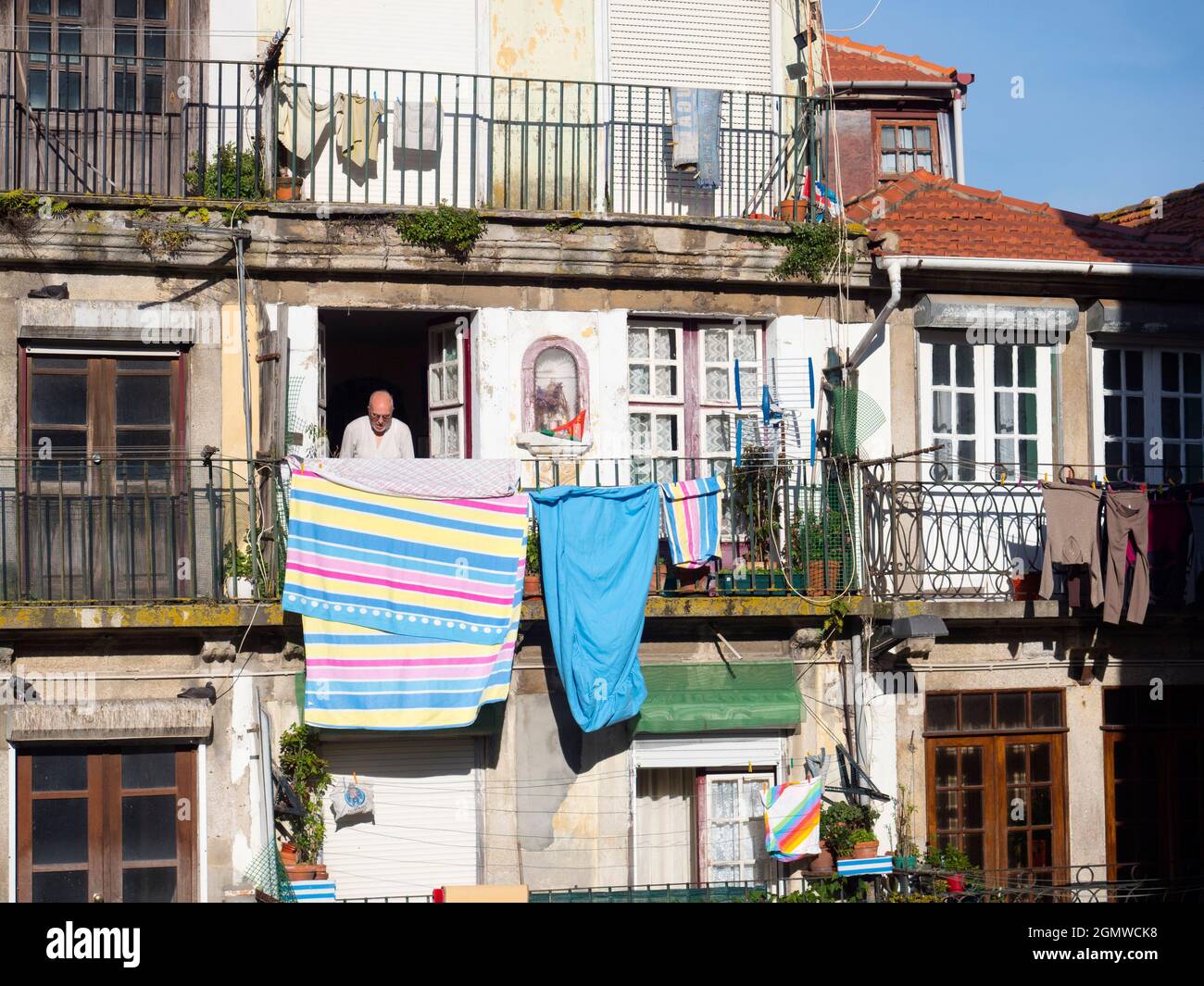 Porto è la seconda città del Portogallo dopo Lisbona. Situato sull'estuario del fiume Douro nel Portogallo settentrionale, è uno dei più antichi centri abitati Foto Stock