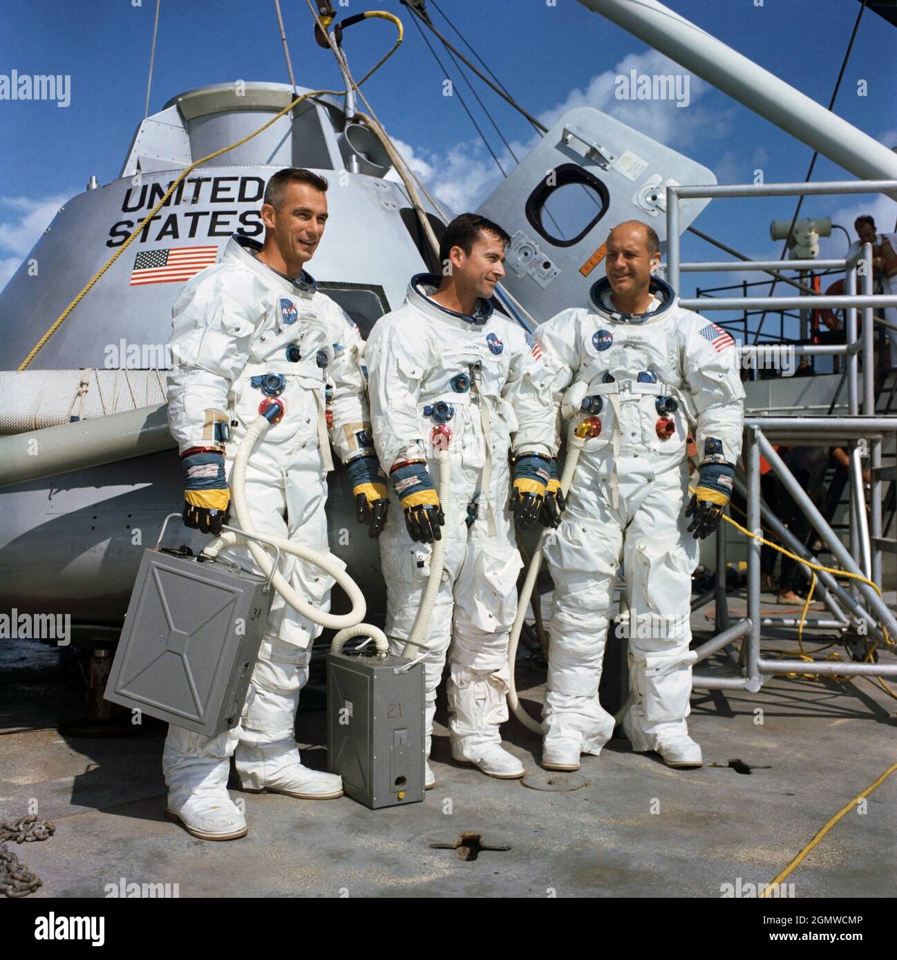 (13 novembre 1968) --- la NASA ha nominato questi tre astronauti come il primo equipaggio della missione spaziale Apollo 10. Da sinistra a destra ci sono Eugene A. Cernan, pilota a modulo lunare; John W. Young, pilota a modulo di comando; e Thomas P. Stafford, comandante. Foto Stock