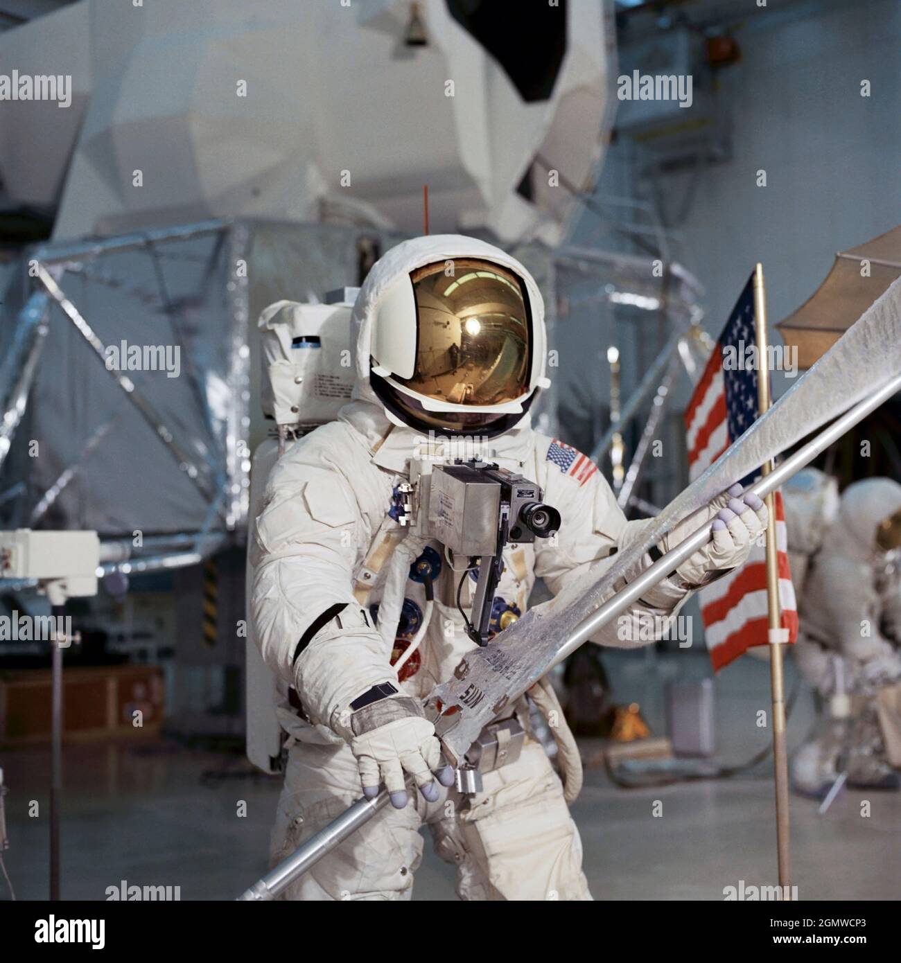 (4 feb. 1970) ---- Astronauta Fred W. Haise Jr., pilota a modulo lunare della missione di atterraggio lunare Apollo 13, simula l'attività extraveicolare della superficie lunare (EVA) durante gli esercizi di addestramento nell'edificio FCTB (Flight Crew Training Building) del Kennedy Space Center (KSC). Haise, indossando un'unità di mobilità extravehicular (EMU), sta tenendo un esperimento di composizione del vento solare (SWC) Foto Stock