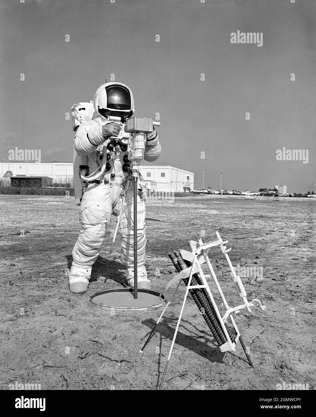 (28 gennaio 1970) ---- Astronauta Fred W. Haise Jr., pilota a modulo lunare della missione di atterraggio lunare Apollo 13, partecipa a una passeggiata attraverso la linea temporale dell'attività extraveicolare al Centro spaziale Kennedy. In questo caso, Haise utilizza una perforatrice di superficie Apollo Lunar per scavare un foro della sonda del flusso di calore di tre metri. L'esperimento del flusso di calore su Apollo 13 avrà uno strumento elettronico che misurerà il flusso di calore esterno dall'interno della luna. Foto Stock