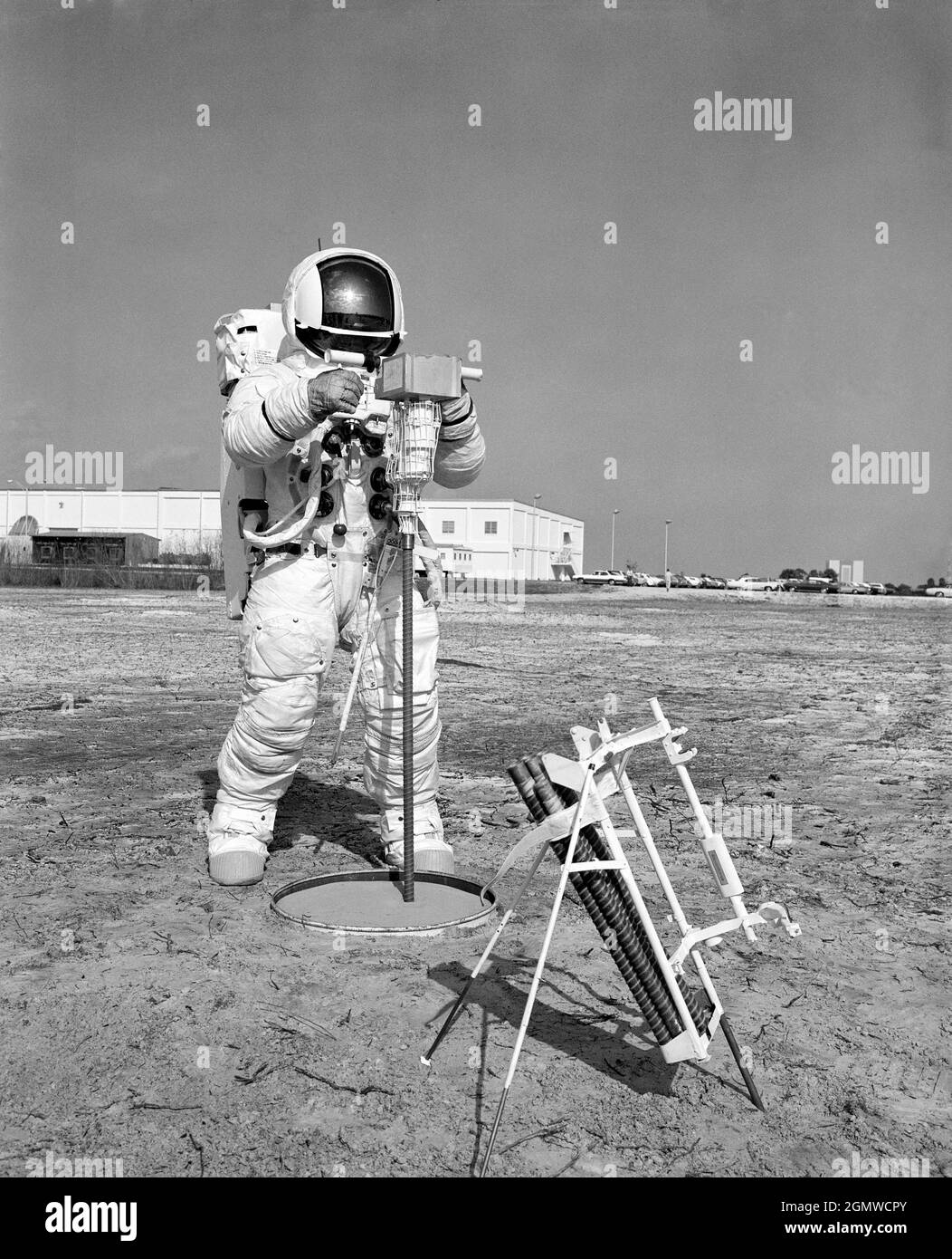 (28 gennaio 1970) ---- Astronauta Fred W. Haise Jr., pilota a modulo lunare della missione di atterraggio lunare Apollo 13, partecipa a una passeggiata attraverso la linea temporale dell'attività extraveicolare al Centro spaziale Kennedy. In questo caso, Haise utilizza una perforatrice di superficie Apollo Lunar per scavare un foro della sonda del flusso di calore di tre metri. L'esperimento del flusso di calore su Apollo 13 avrà uno strumento elettronico che misurerà il flusso di calore esterno dall'interno della luna. Foto Stock