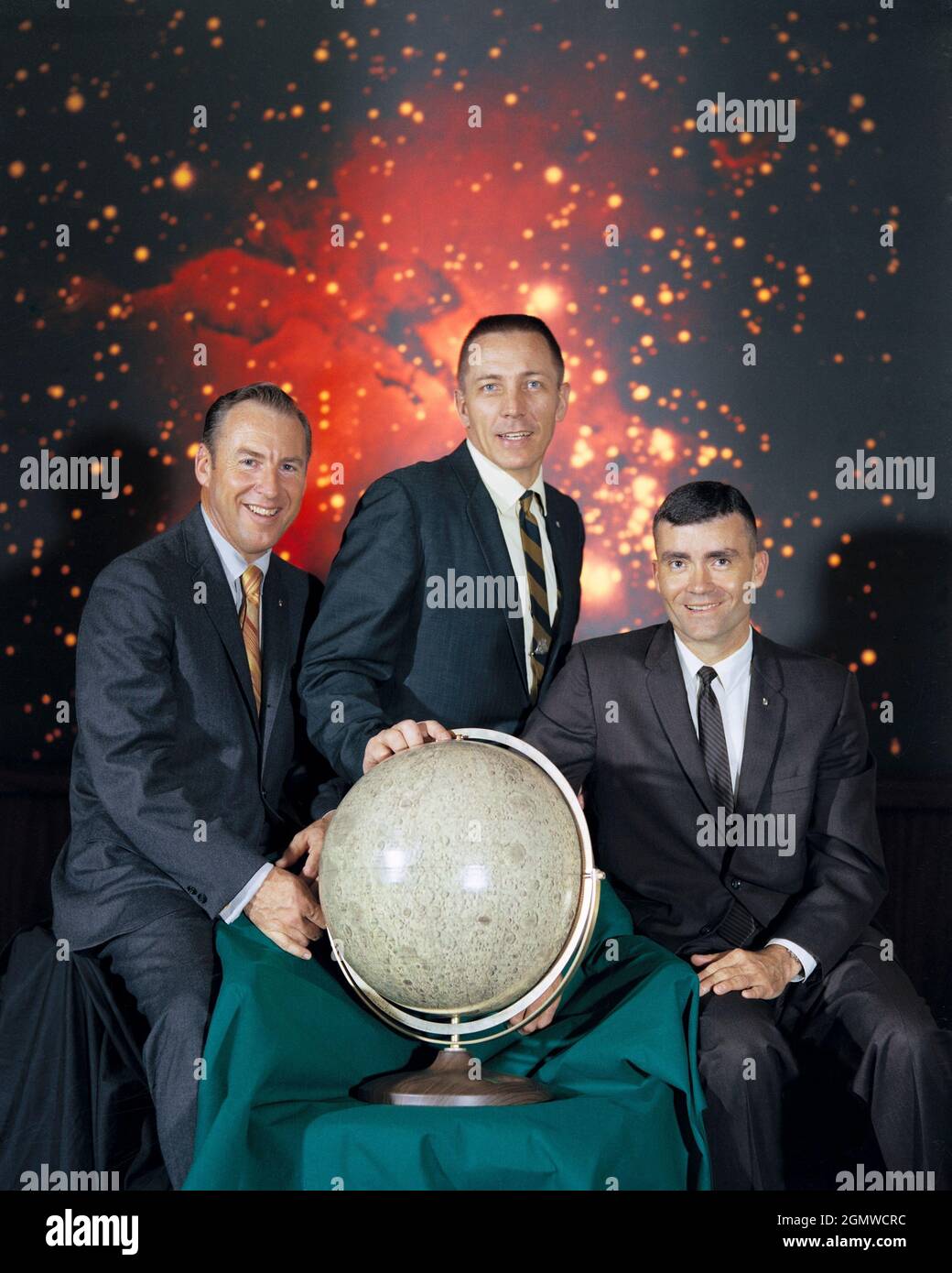 (Aprile 1970) --- questi tre astronauti sono il primo equipaggio della missione di atterraggio lunare della National Aeronautics and Space Administration (NASA) Apollo 13. Da sinistra a destra, ci sono James A. Lovell Jr., comandante; John L. Swigert Jr., pilota del modulo di comando; e Fred W. Haise Jr., pilota del modulo lunare Foto Stock