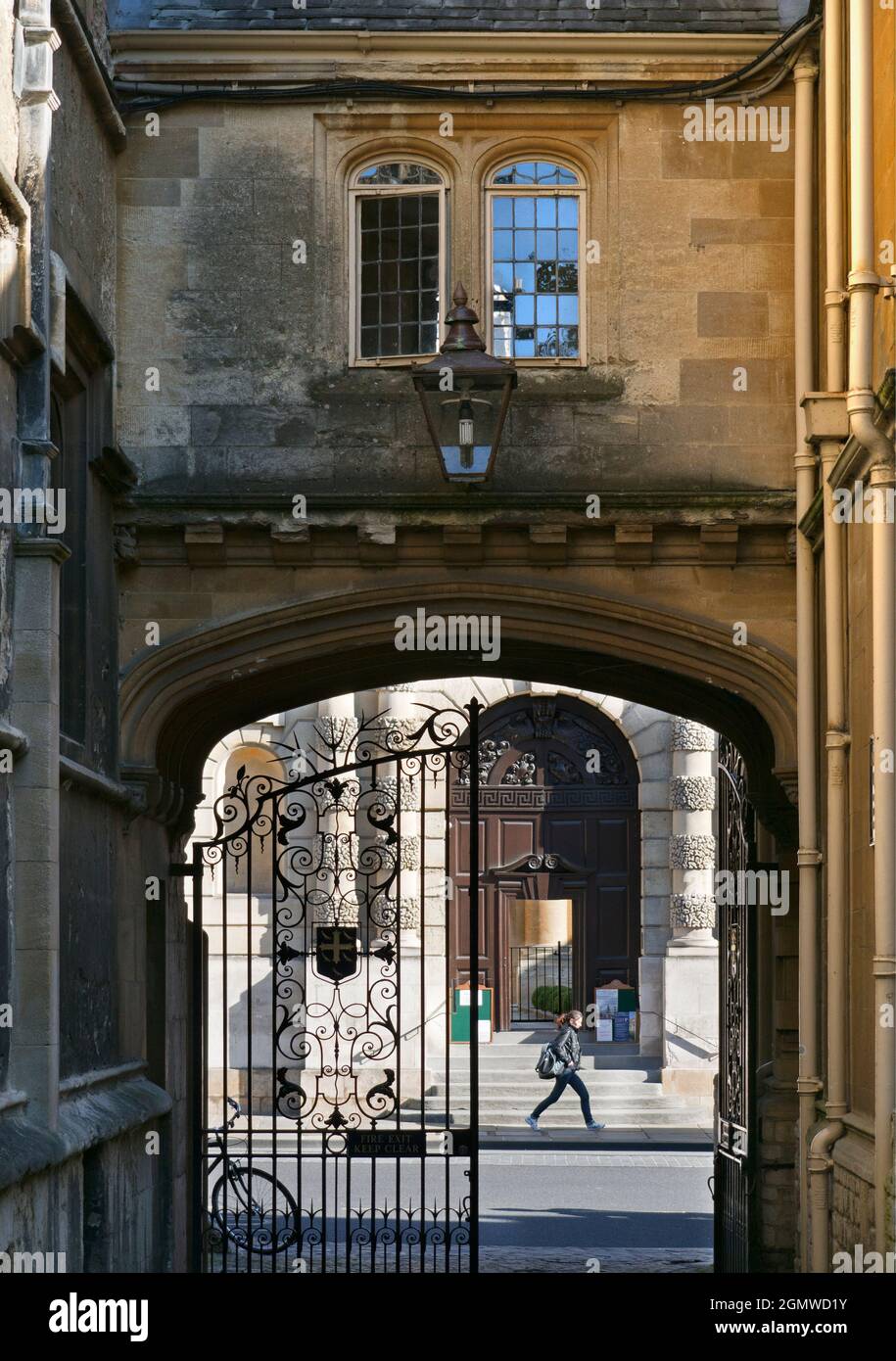 Oxford, Oxfordshire, Regno Unito - 2012; Oxford ha molti trascurati ed interessanti strade. Qui vediamo l'stranamente chiamato Logic Lane, che corre dalle Regine Foto Stock