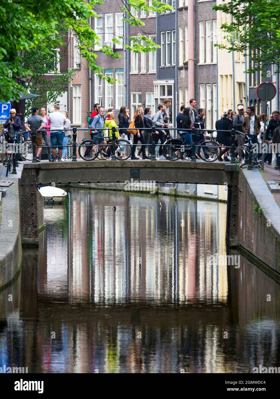 Amsterdam, Paesi Bassi - 26 maggio 2016; Amsterdam è la capitale di NetherlandsÕ, famosa per il suo patrimonio artistico, il sistema panoramico dei canali e le case strette Foto Stock