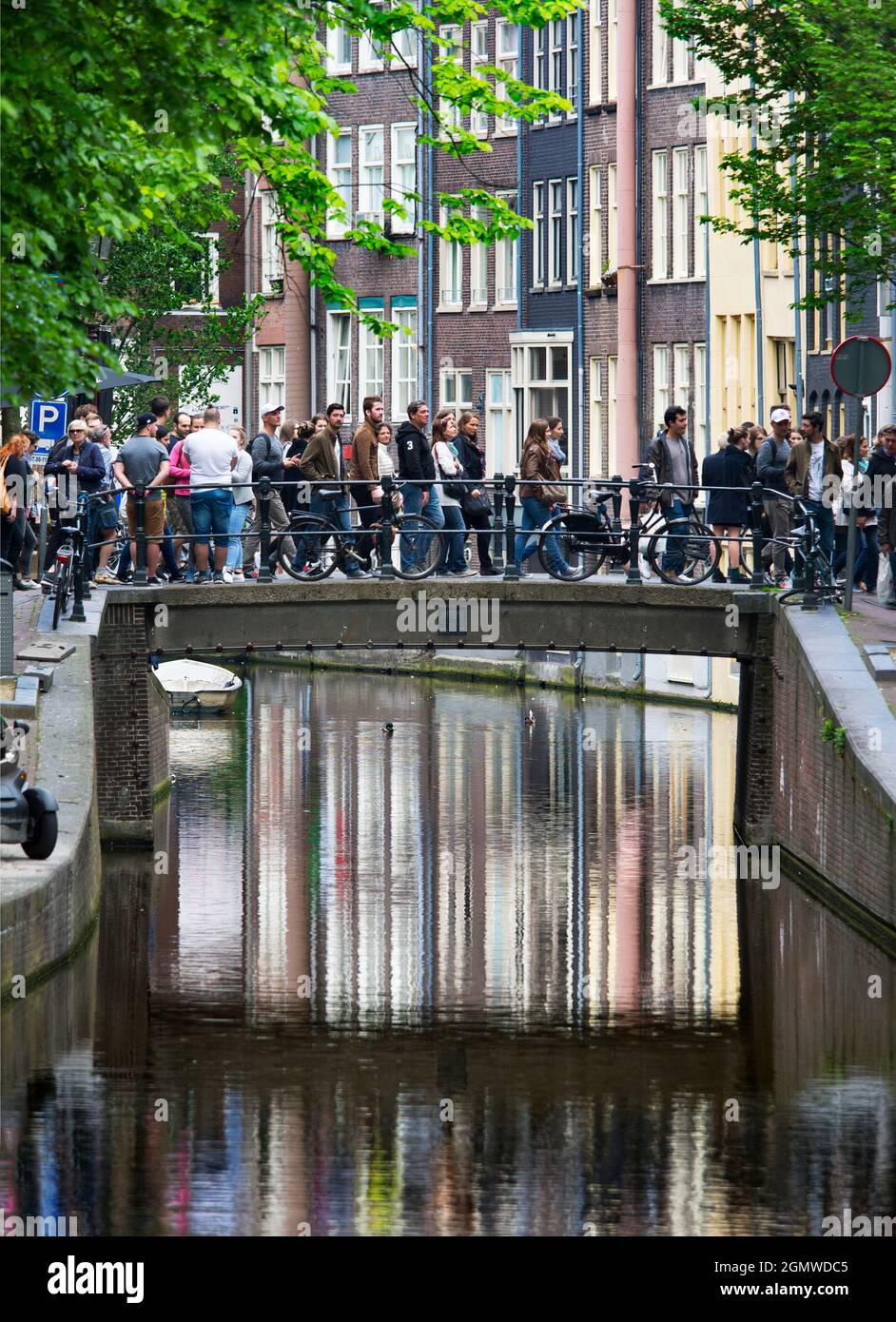 Amsterdam, Paesi Bassi - 26 maggio 2016; Amsterdam è la capitale di NetherlandsÕ, famosa per il suo patrimonio artistico, il sistema panoramico dei canali e le case strette Foto Stock