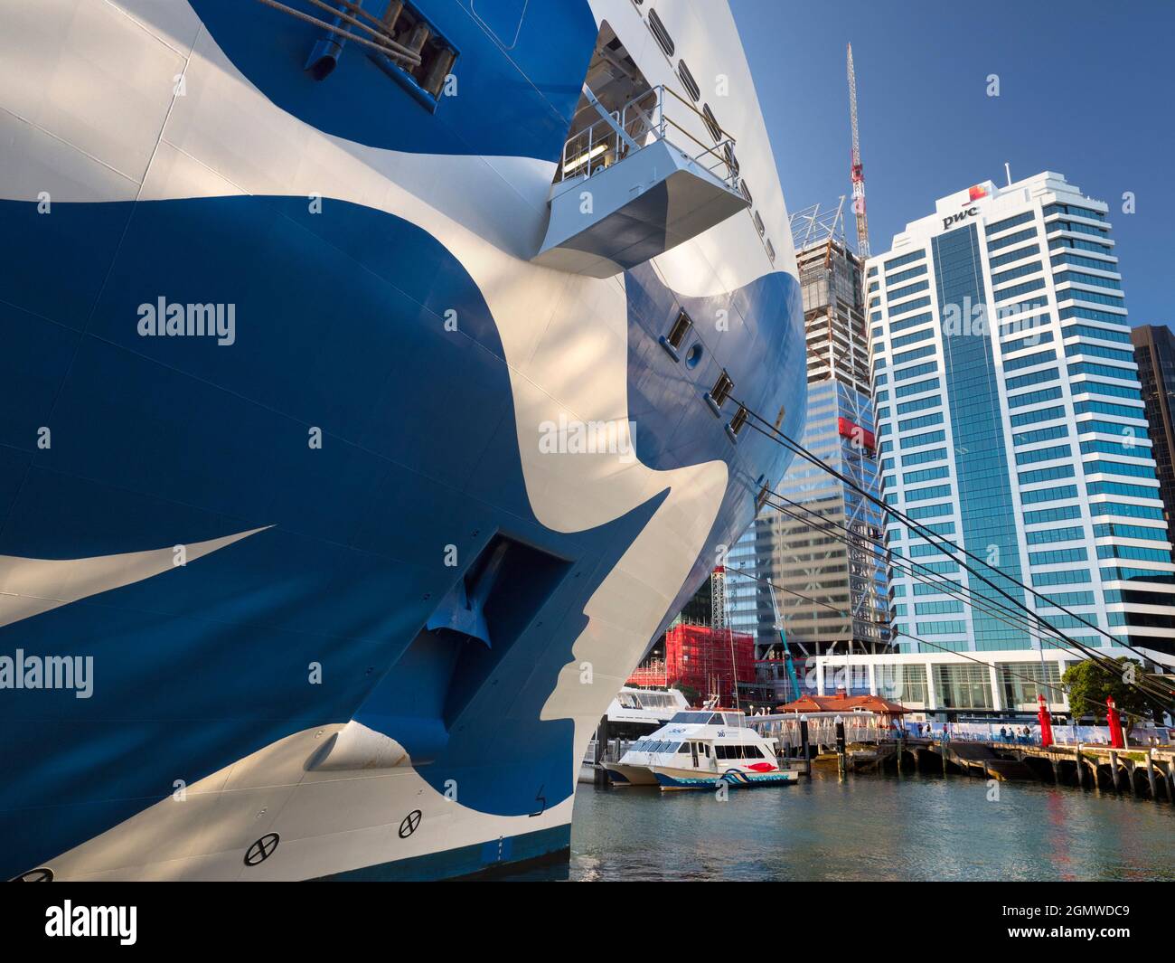 Auckland, Nuova Zelanda Isola del Nord - 26 Febbraio 2019; fine della crociera. La nostra nave da crociera si trova ormeggiata nel porto di Auckland dopo un tour mozzafiato dell'Austral Foto Stock