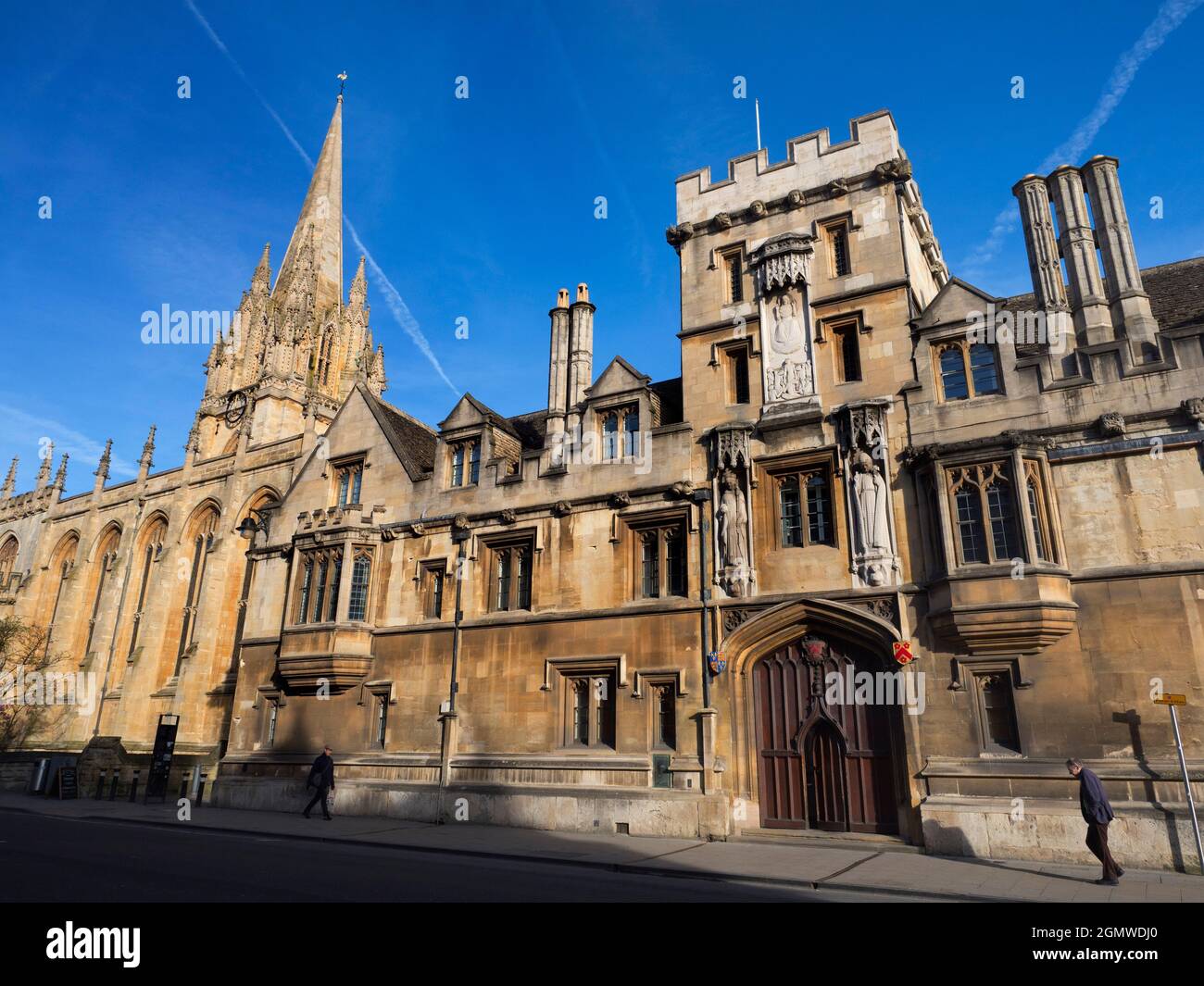 Ora qui è una vista insolita lungo Oxford High Street, in una bella giornata di primavera. Di solito la strada sarebbe piena di autobus, cure, turisti e acquirenti. Foto Stock