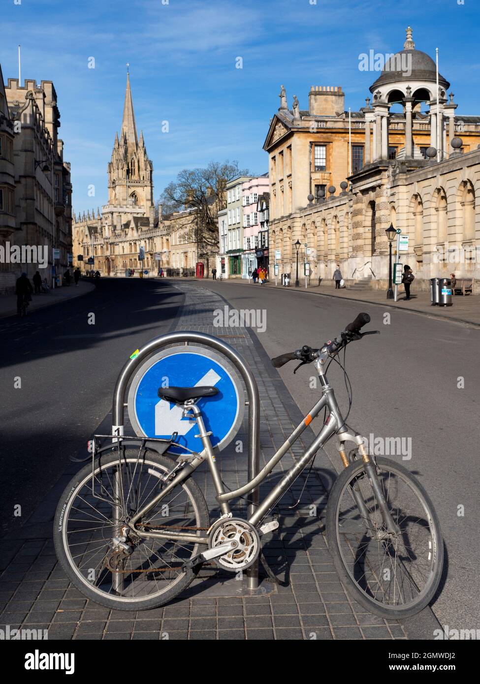 Ora qui è una vista insolita lungo Oxford High Street, in una bella giornata di primavera. Di solito la strada sarebbe piena di autobus, cure, turisti e acquirenti. Foto Stock
