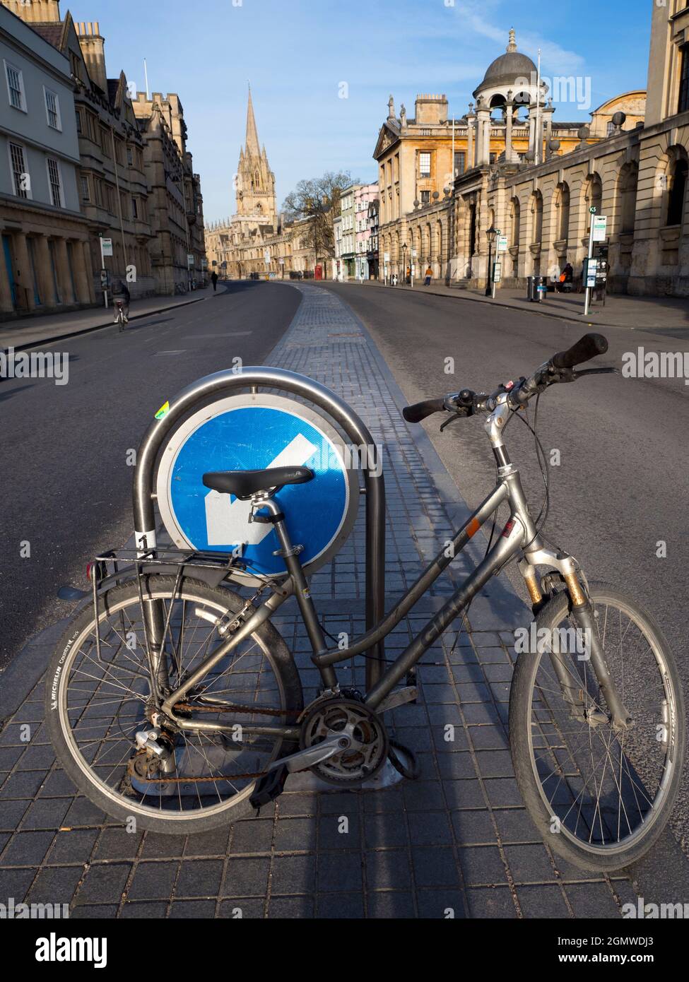Ora qui è una vista insolita lungo Oxford High Street, in una bella giornata di primavera. Di solito la strada sarebbe piena di autobus, cure, turisti e acquirenti. Foto Stock