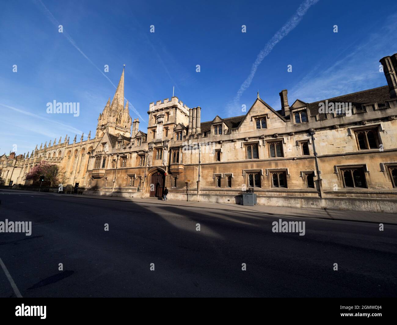 Ora qui è una vista insolita lungo Oxford High Street, in una bella giornata di primavera. Di solito la strada sarebbe piena di autobus, cure, turisti e acquirenti. Foto Stock