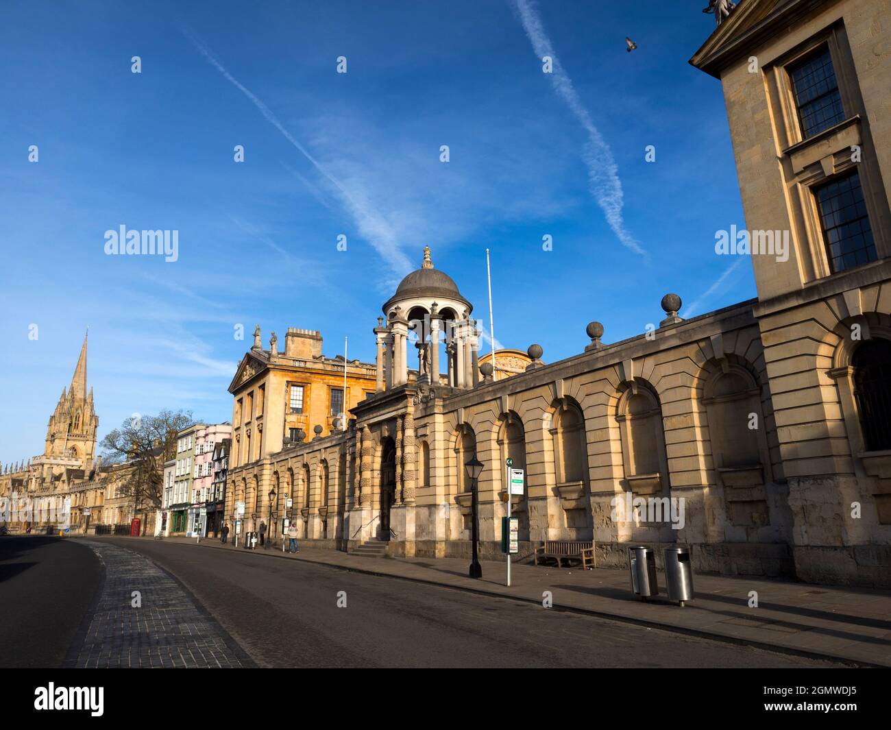 Ora qui è una vista insolita lungo Oxford High Street, in una bella giornata di primavera. Di solito la strada sarebbe piena di autobus, cure, turisti e acquirenti. Foto Stock
