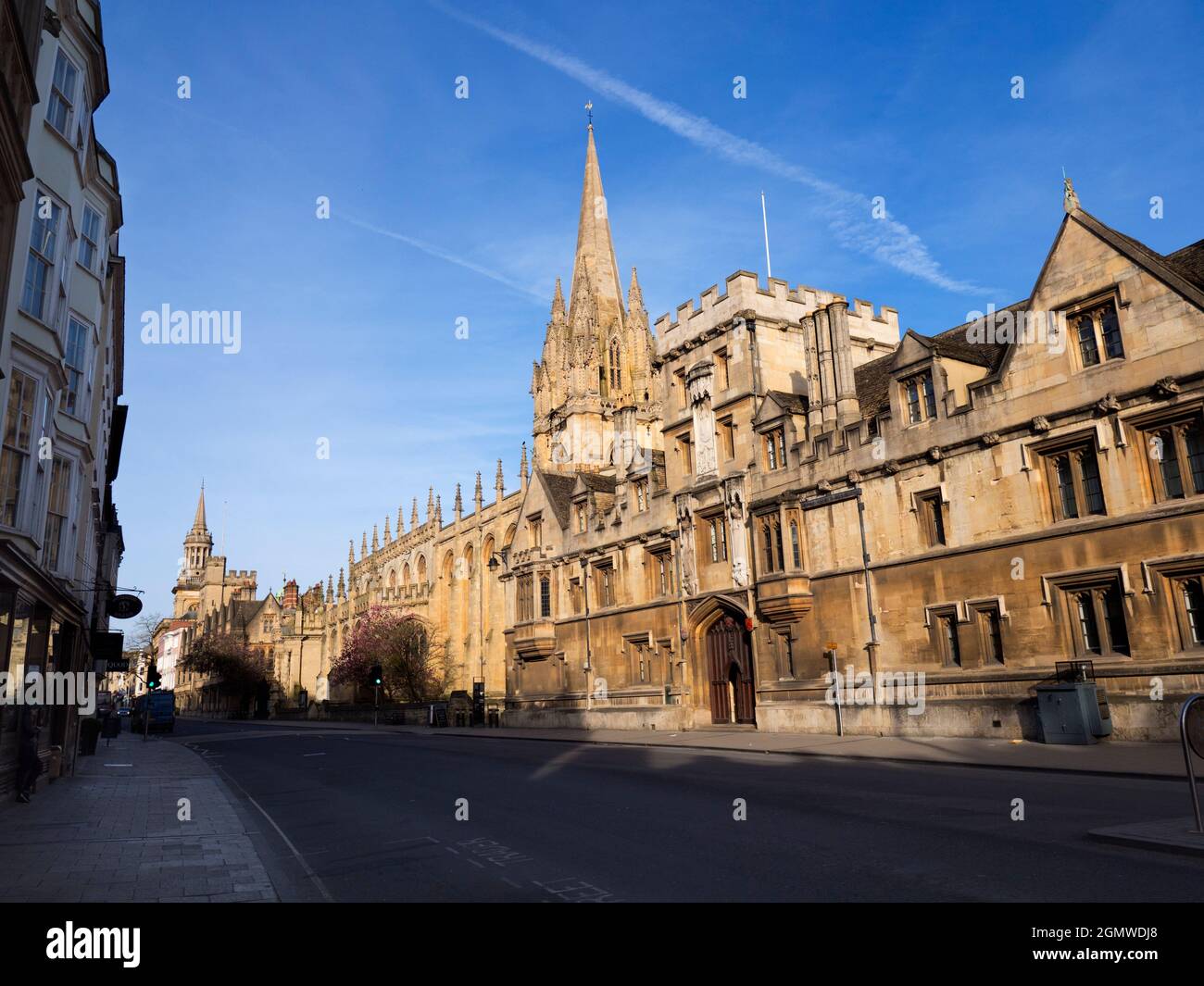 Ora qui è una vista insolita lungo Oxford High Street, in una bella giornata di primavera. Di solito la strada sarebbe piena di autobus, cure, turisti e acquirenti. Foto Stock