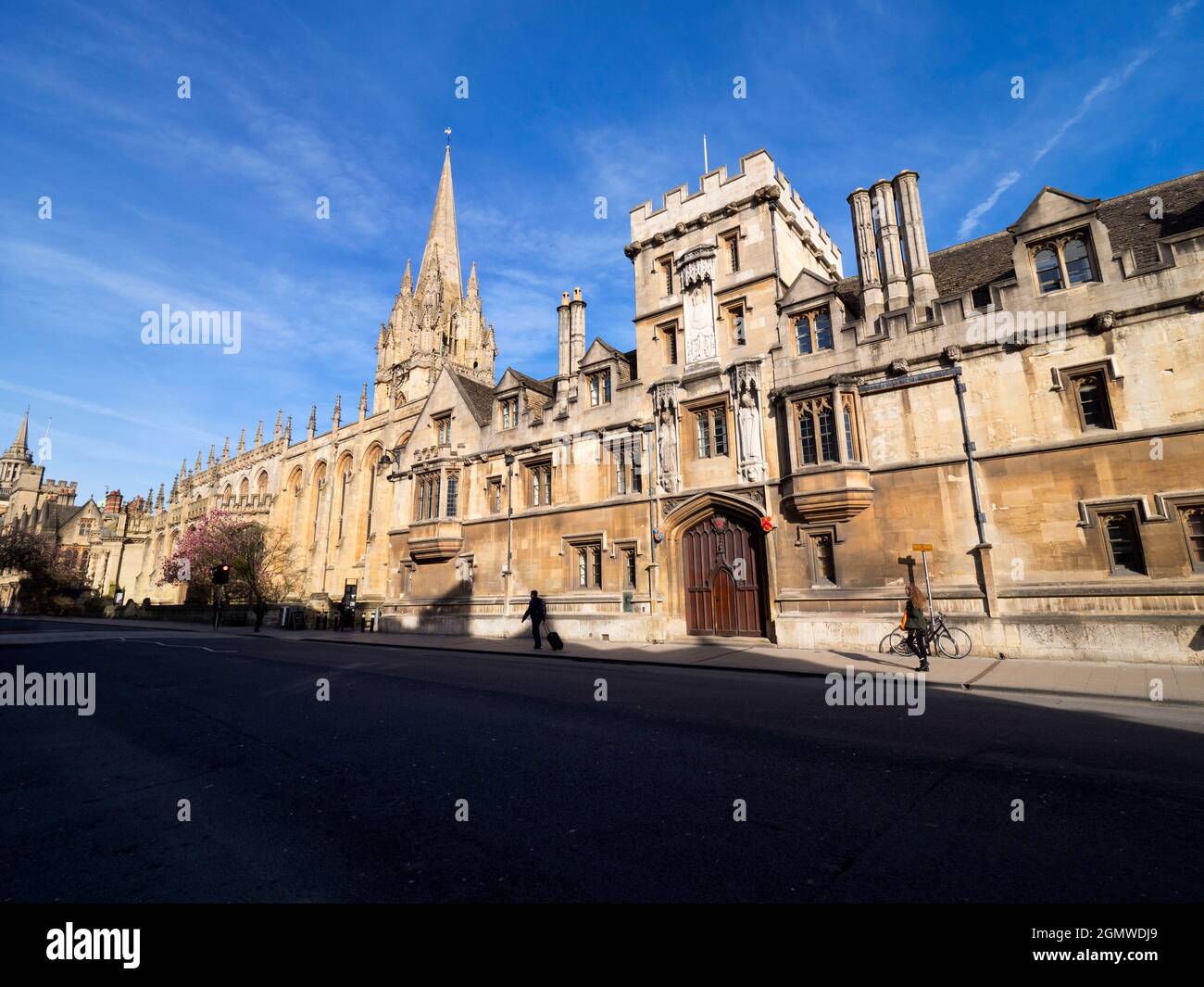 Ora qui è una vista insolita lungo Oxford High Street, in una bella giornata di primavera. Di solito la strada sarebbe piena di autobus, cure, turisti e acquirenti. Foto Stock