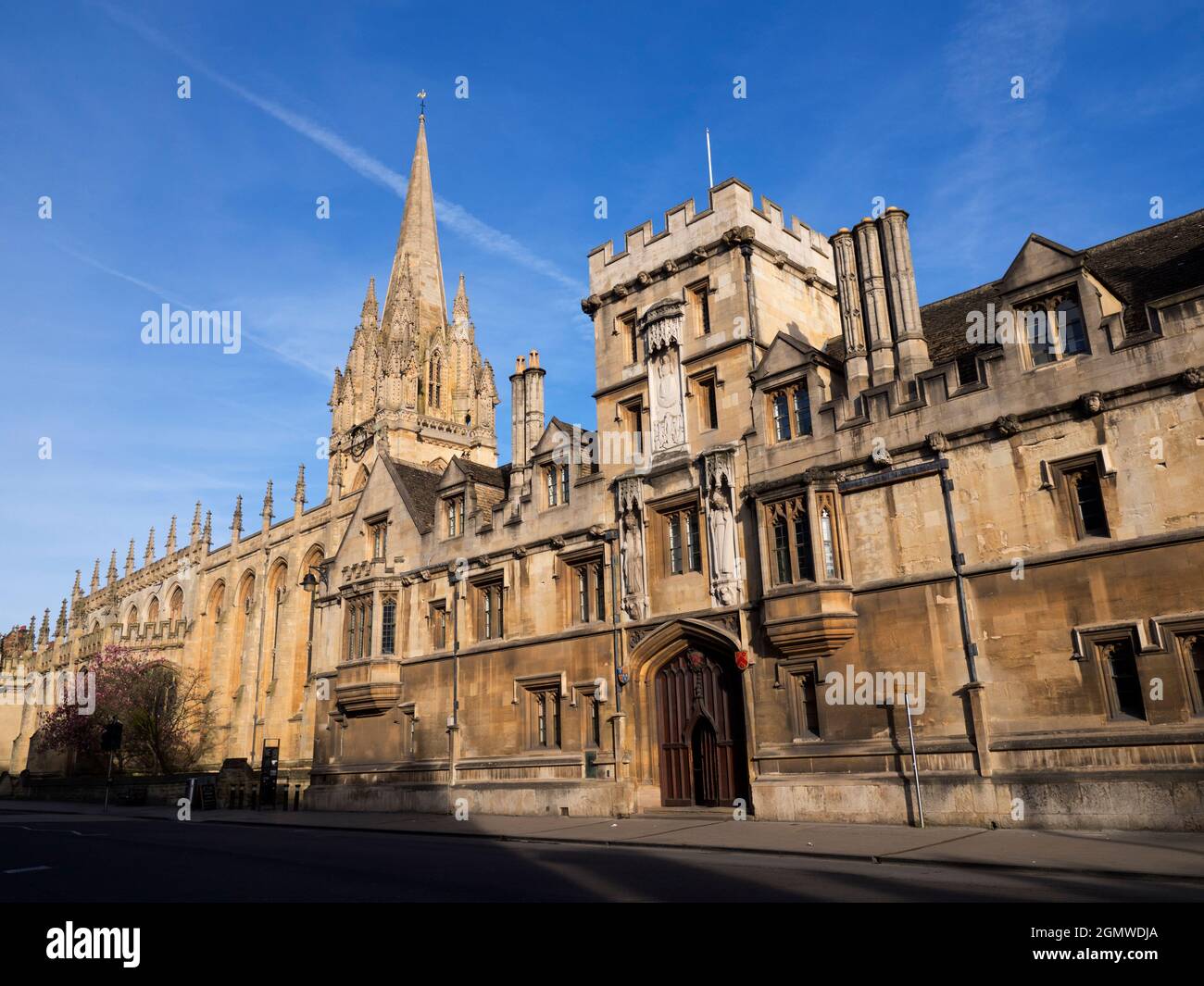 Ora qui è una vista insolita lungo Oxford High Street, in una bella giornata di primavera. Di solito la strada sarebbe piena di autobus, cure, turisti e acquirenti. Foto Stock