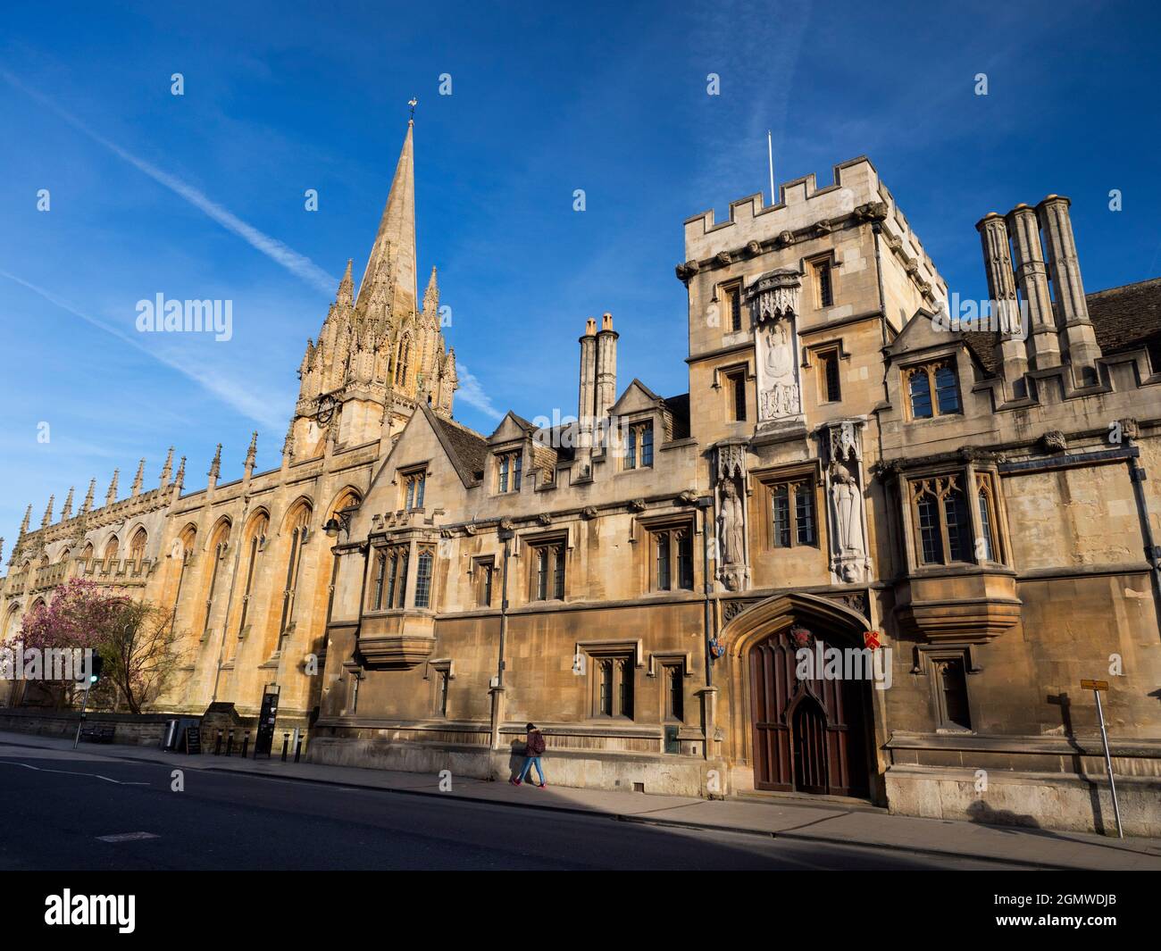 Ora qui è una vista insolita lungo Oxford High Street, in una bella giornata di primavera. Di solito la strada sarebbe piena di autobus, cure, turisti e acquirenti. Foto Stock