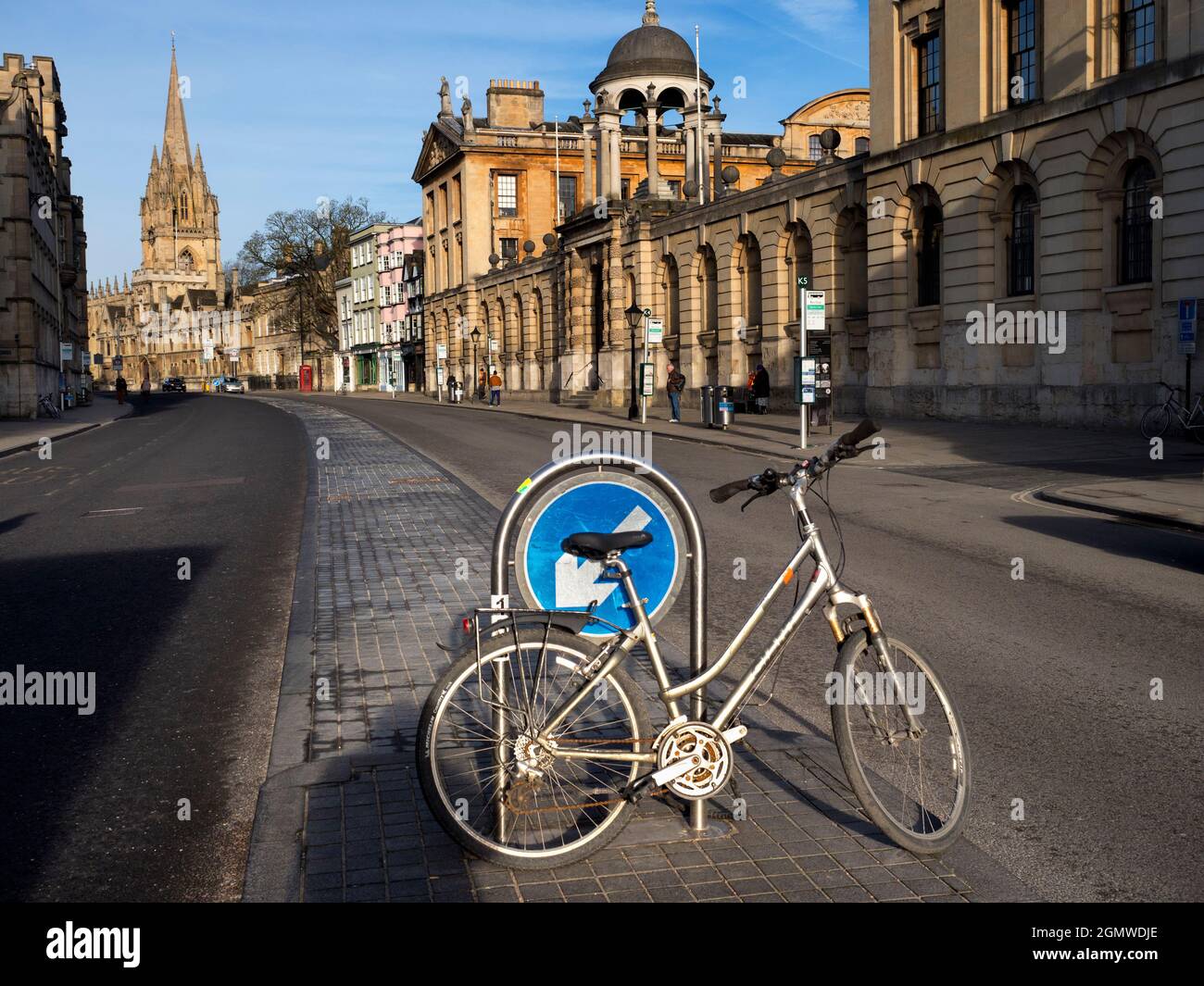 Ora qui è una vista insolita lungo Oxford High Street, in una bella giornata di primavera. Di solito la strada sarebbe piena di autobus, cure, turisti e acquirenti. Foto Stock