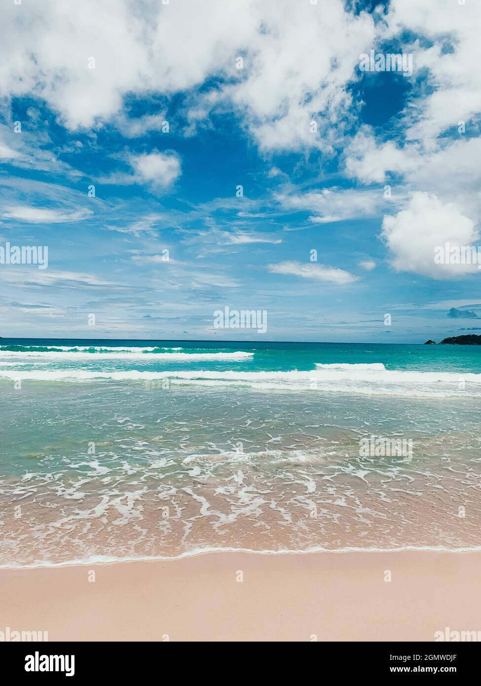 Bella vista di una spiaggia a Phuket, Thailandia. L'oceano è blu turchese e la sabbia è morbida e bianca. Paradiso totale per una vacanza o una vacanza. Foto Stock