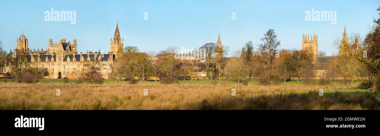 Oxford, Inghilterra - 18 gennaio 2020; nessuna gente in vista. Una magnifica vista panoramica dei punti di riferimento di Oxford dal Fiume Cherwell, guardando attraverso la Chiesa di Cristo Foto Stock