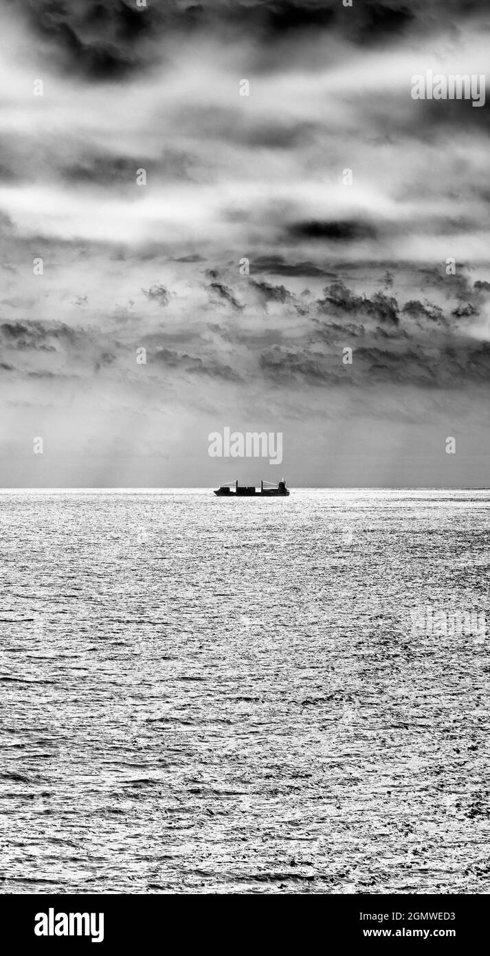 In mare al largo della Norvegia, 11 giugno 2016 una nave container naviga in mare aperto vicino a Stavanger, Norvegia. E' una serata di metà estate e, a fine giornata, la se Foto Stock