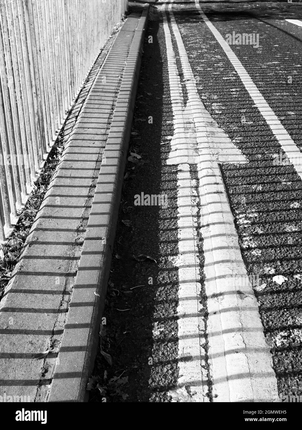 Abingdon, Inghilterra - 27 Ottobre 2019 ci sono strani e astratti modelli tutto intorno a voi, se siete consapevoli e attenti. Queste linee, ombre e roa Foto Stock