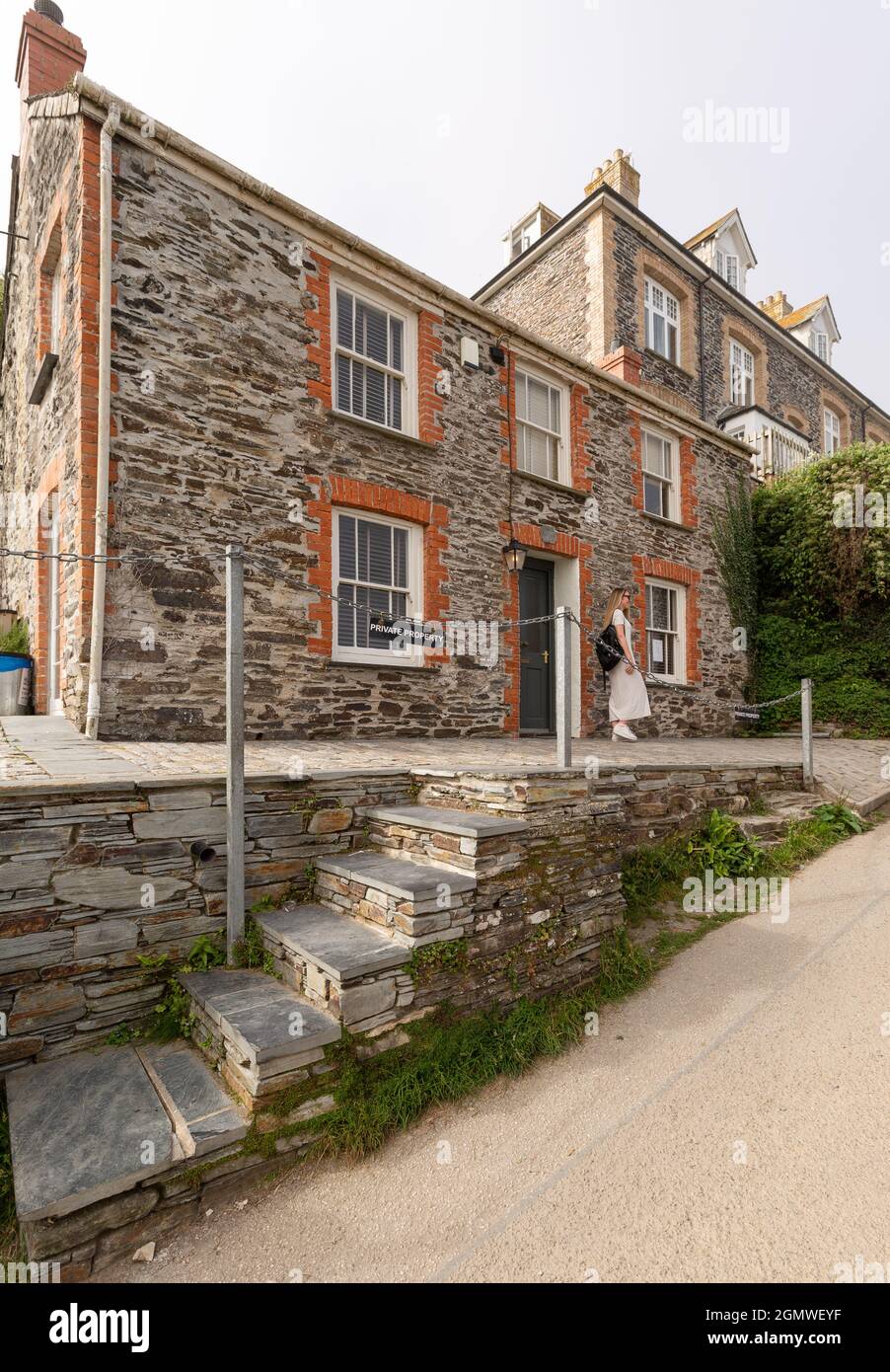 Tourist ha scattato foto alla casa utilizzata come ambulatorio medico nella serie TV Doc Martin a Port Isaac. Foto Stock