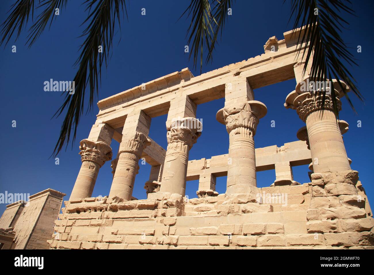 Egitto - 2 dicembre 2010; il tempio di Philae in Egitto, dedicato a Osiride, era originariamente situato vicino alla prima cataratta del fiume Nilo nel sud di Eg Foto Stock
