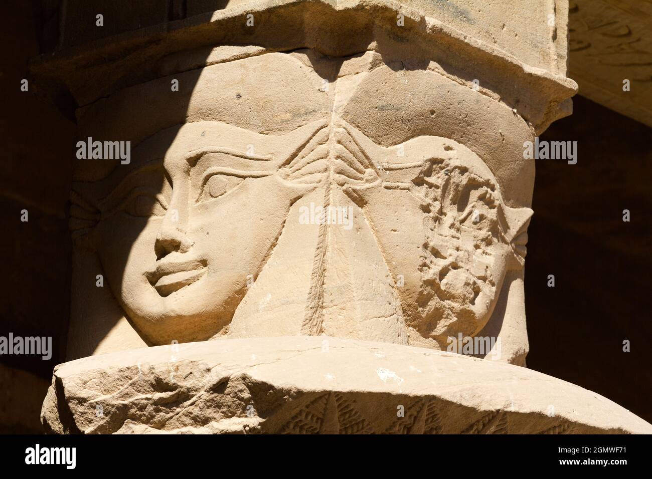 Egitto - 2 dicembre 2010; le figure su una colonna emergono dall'ombra al Tempio di Philae in Egitto. Questo tempio dedicato a Iside era originariamente situato vicino Foto Stock