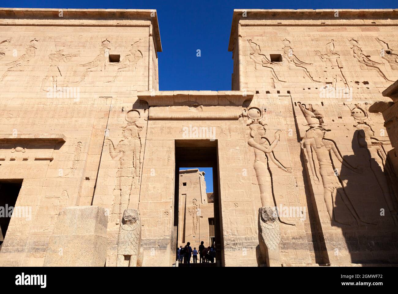Egitto - 2 dicembre 2010; figure di sagome emergono dall'ingresso grande al Tempio di Philae in Egitto. Questo tempio dedicato a Osiride era originale Foto Stock