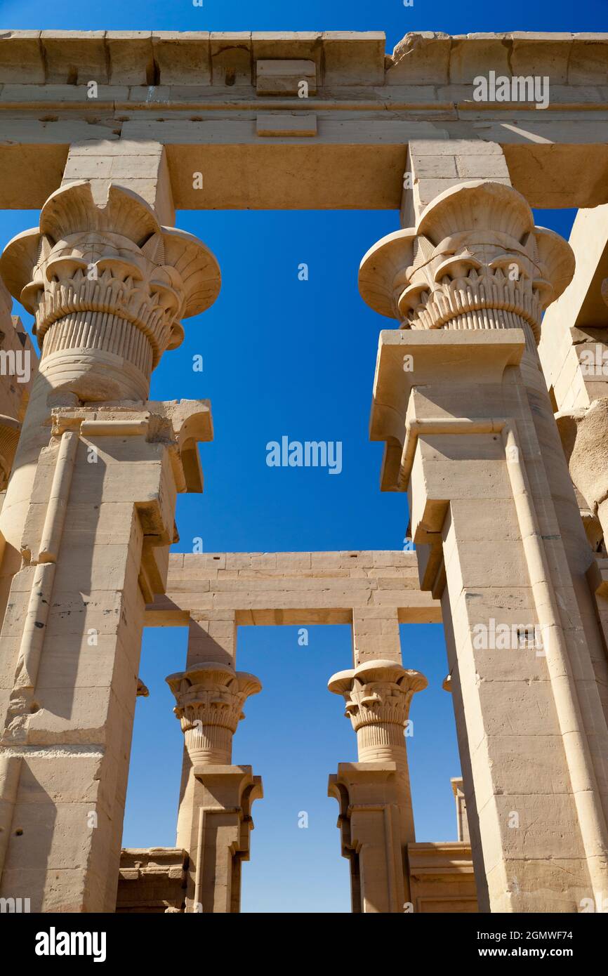 Egitto - 2 dicembre 2010; il tempio di Philae in Egitto, dedicato a Iside, era originariamente situato vicino alla prima cataratta del fiume Nilo nel sud egizio Foto Stock