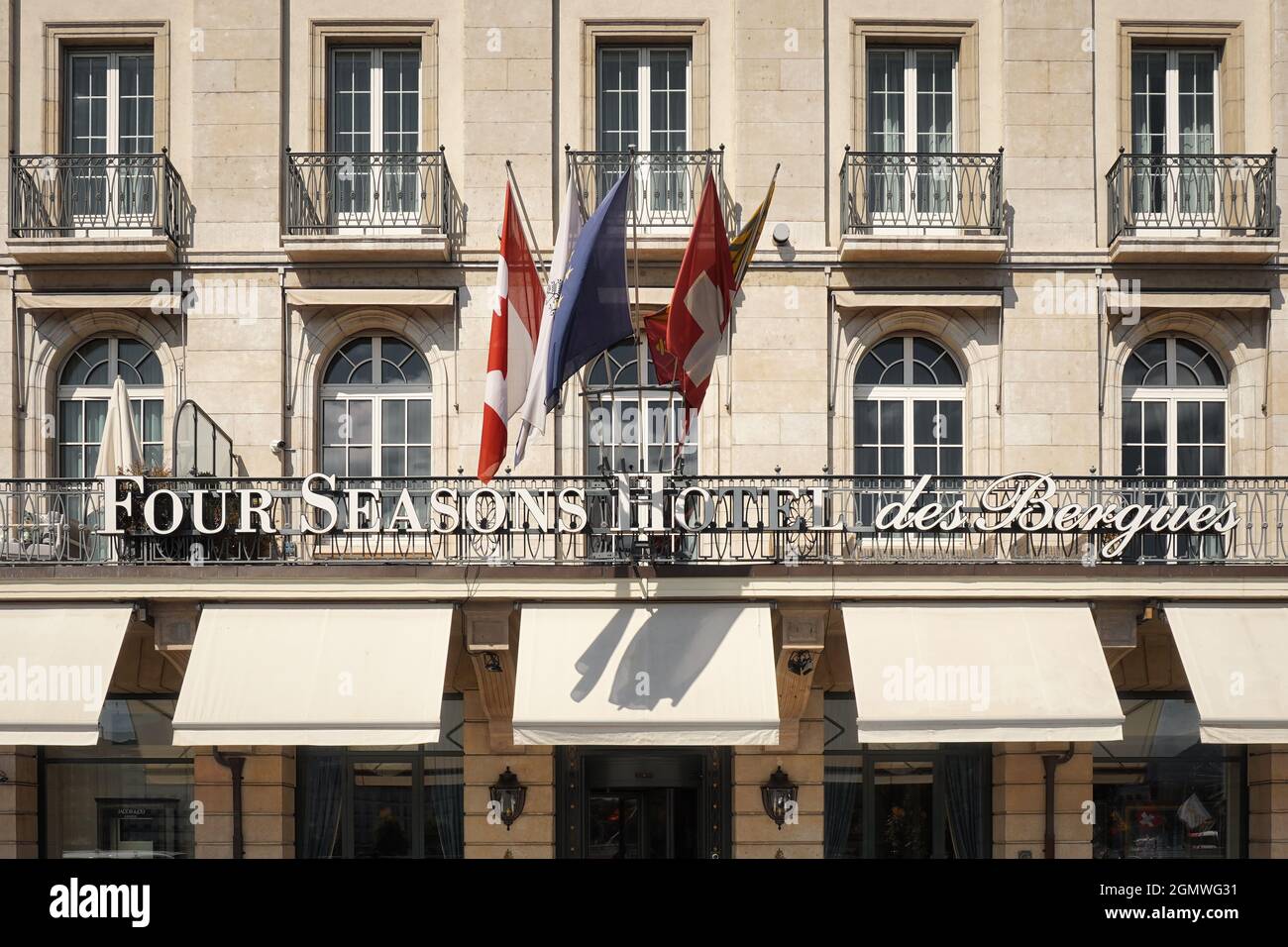 GINEVRA, SVIZZERA - 31 AGOSTO 2021: Four Seasons Hotel des Bergues, Ginevra. Storico hotel di lusso a cinque stelle dal 1834 sulle rive del Lago di Ginevra. Foto Stock