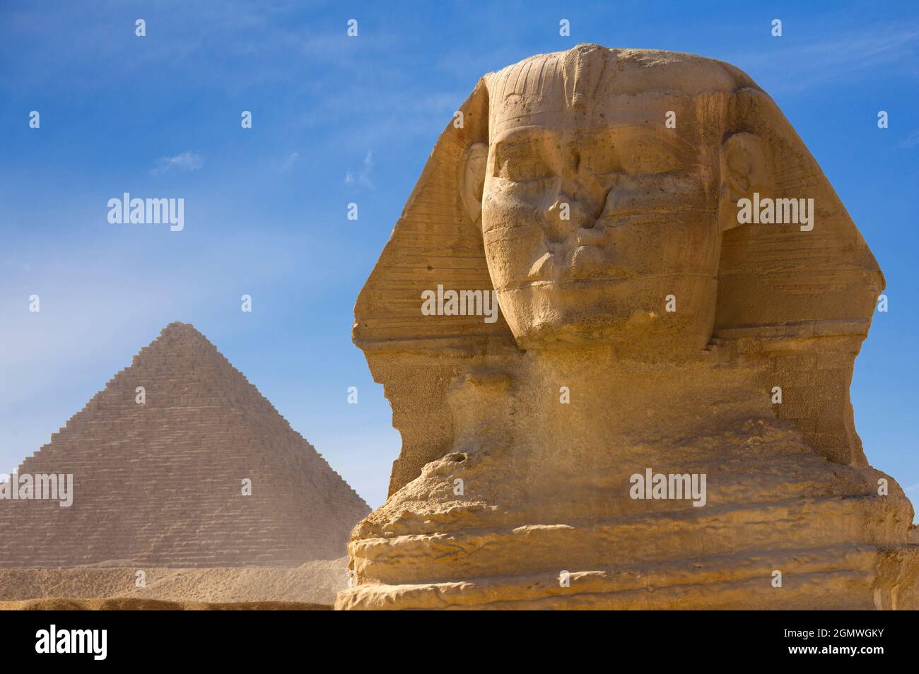 Cairo, Egitto - 7 dicembre 2010; Una sfinge è una creatura mitica con la testa di un essere umano e il corpo di un leone. La rappresentazione più famosa di un tale c Foto Stock