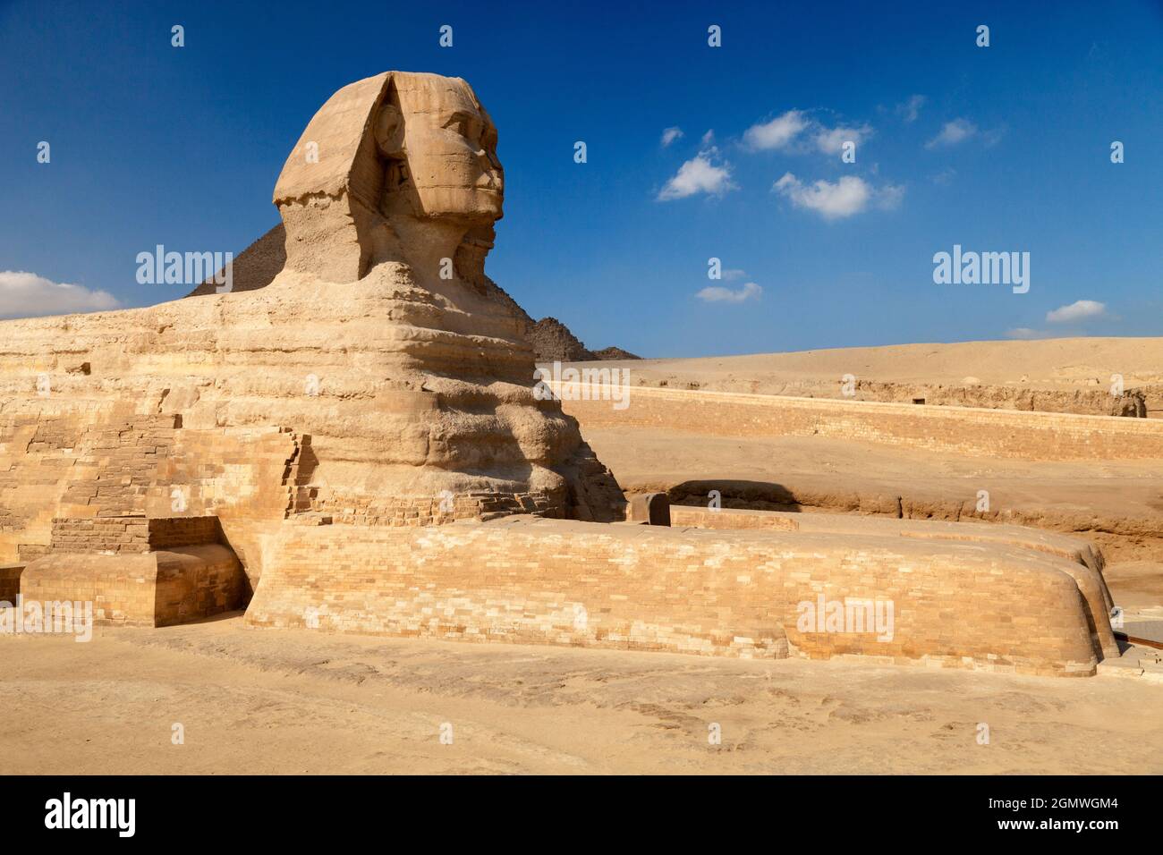 Cairo, Egitto - 7 dicembre 2010; Una sfinge è una creatura mitica con la testa di un essere umano e il corpo di un leone. La rappresentazione più famosa di un tale c Foto Stock