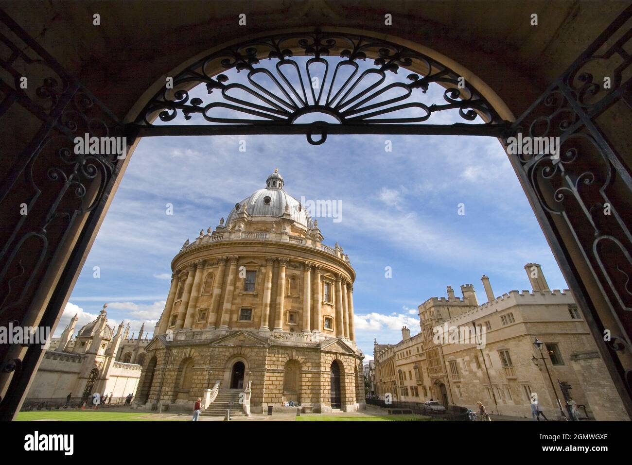 L'intima porta d'ingresso tra due dei punti di riferimento più storici di Oxford: La Biblioteca Bodleiana e Radcliiffe Square. La Biblioteca Bodleiana, la principale resea Foto Stock L'intima porta d'ingresso tra due dei punti di riferimento più storici di Oxford: La Biblioteca Bodleiana e Radcliiffe Square. La Biblioteca Bodleiana, la principale resea Foto Stock
