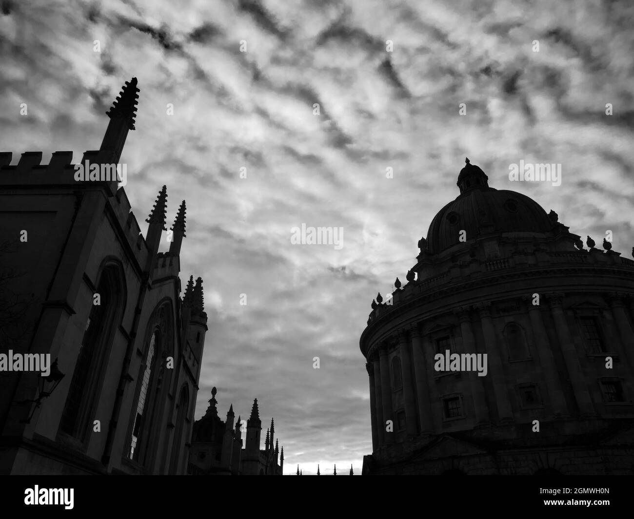 Oxford, Inghilterra - 3 dicembre 2019 Radcliffe Square si trova nel cuore della storica Oxford. Il centro-palcoscenico è preso dalla Radcliffe Camera rotonda; questo di Foto Stock